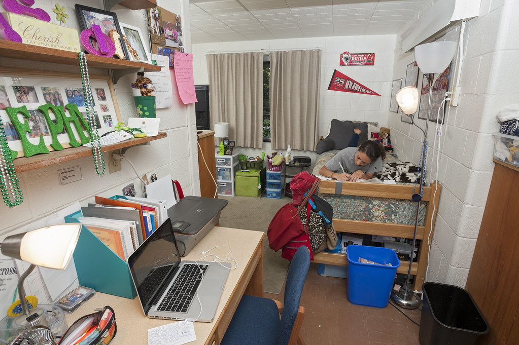 HarringtonDormRooms_051012 Undergraduate students hanging … Flickr