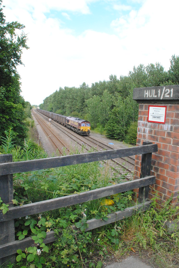 66194 Melton 66194 passes by Melon East Yorkshire with a g… Flickr