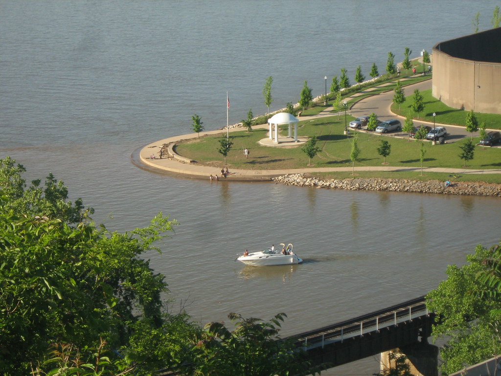 Point Park Parkersburg, WV Shot of a boat on the mouth of … Flickr