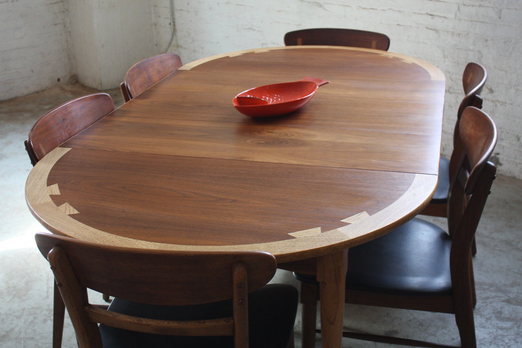 Splendid Lane Acclaim Mid Century Modern Expandable Round Dining Table