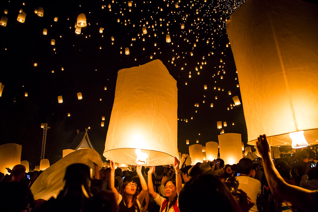 People releasing Khom Loys (Hot Air Lanterns) at the YeePe… Flickr