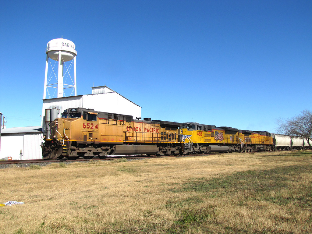 UP6524 WEST SABINAL UP 6524 leading a unit grain train t… Flickr
