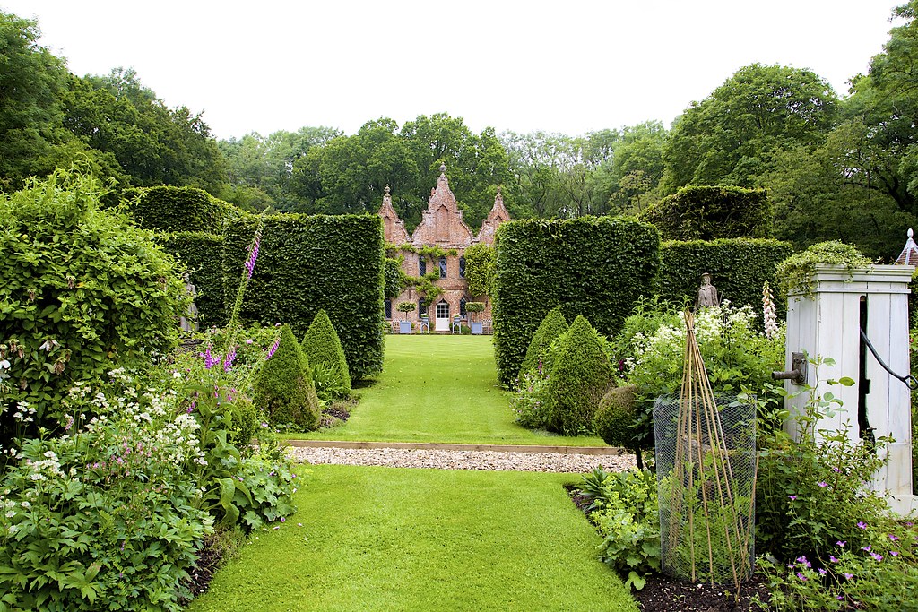 Odiham, Hampshire The garden at King Henry's Hunting Lodge… Flickr