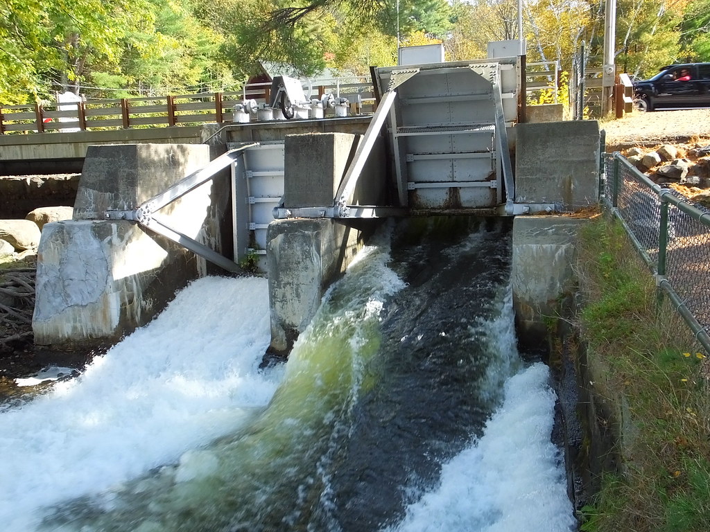 Great Pond Dam Great Pond Dam separates Great Pond from Lo… Flickr