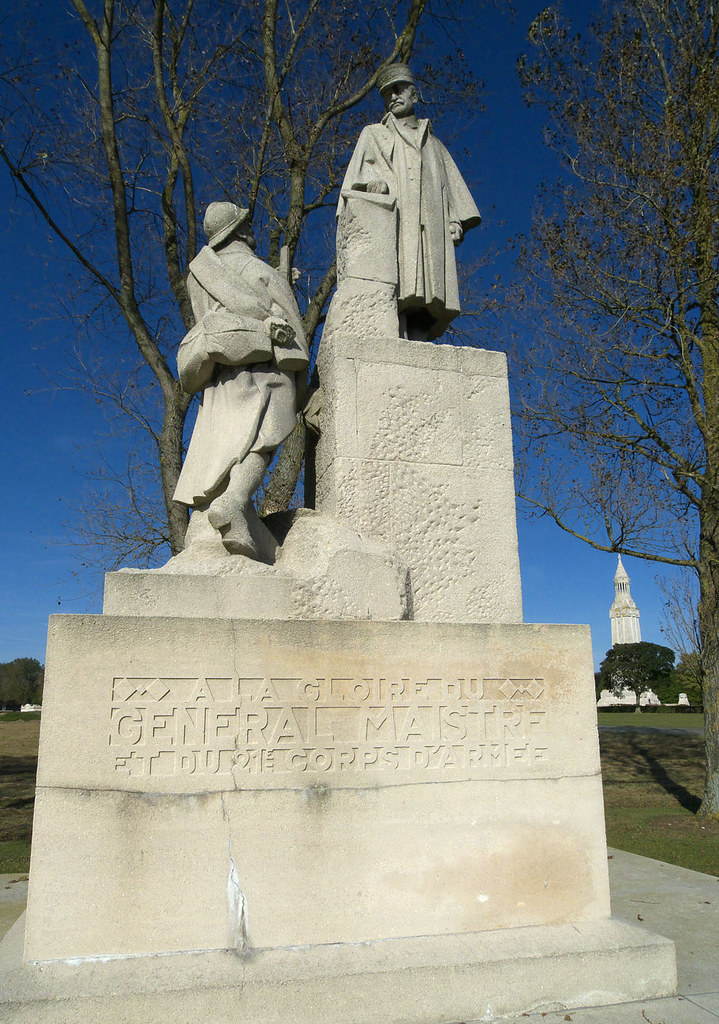 NotreDamedeLorette, statue et tourlanterne réf. 51143 yann