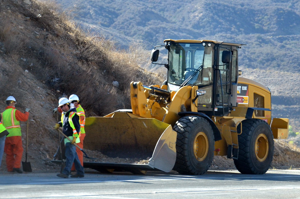 CALTRANS WORKERS with a QUINN RENTALS CAT WHEEL LOADER Flickr
