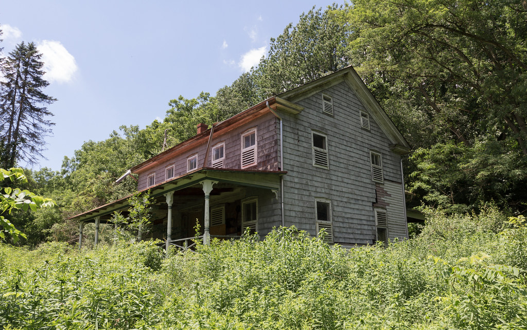 Vacant Farmhouse Another home, part of farm, vacant, overg… Flickr