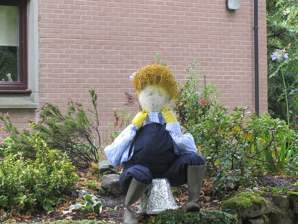 Silverwells Crescent Court Bothwell Scarecrow Festival 201… Flickr