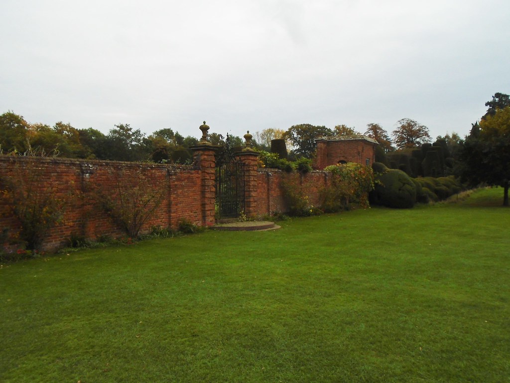 Packwood House Garden wall Adrian Pearce Flickr