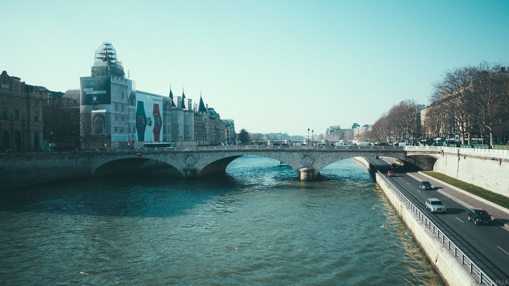 Rue de la Cité, Notre Dame, Paris. February 7th, 2012. Flickr