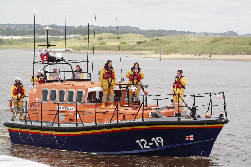 Amble Lifeboat Amble Mersey Class Lifeboat launches to a r… Flickr