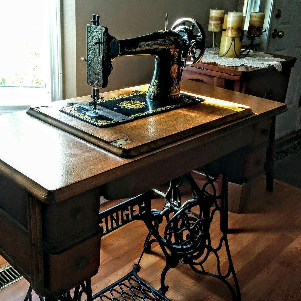 1922 Singer 127 treadle sewing machine This machine was de… Flickr