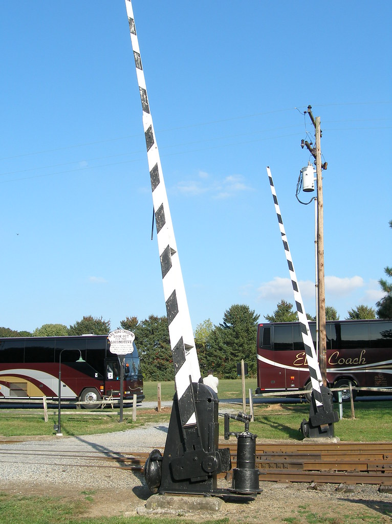 Ancient railroad crossing gates PA050714 Vintage crossing … Flickr