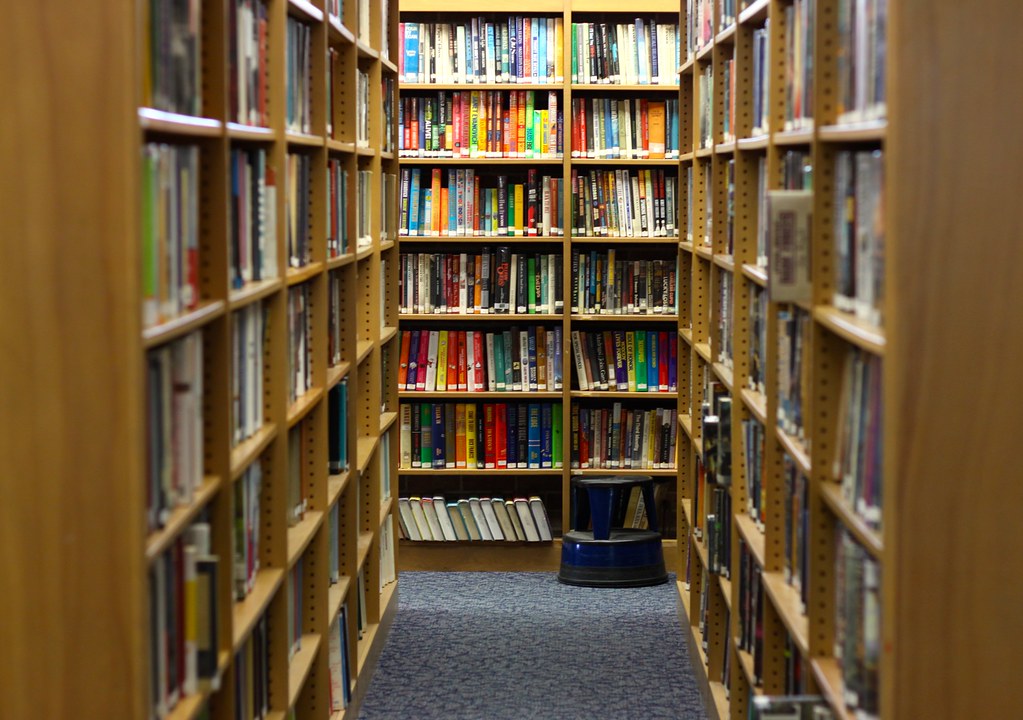 Library Shelves Taken at the Bellaire City Library in Bell… Flickr