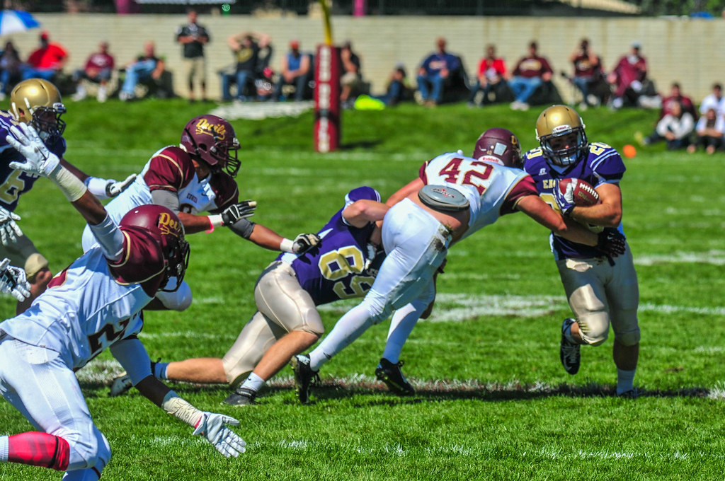 Football 2014 UNW Eureka850.jpg Channing Smith Flickr
