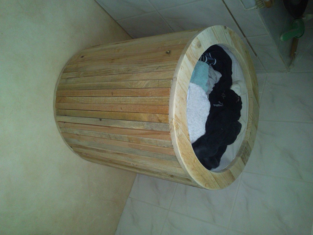 Laundry basket from pallets / corbeille a linge www.1001pa… Flickr