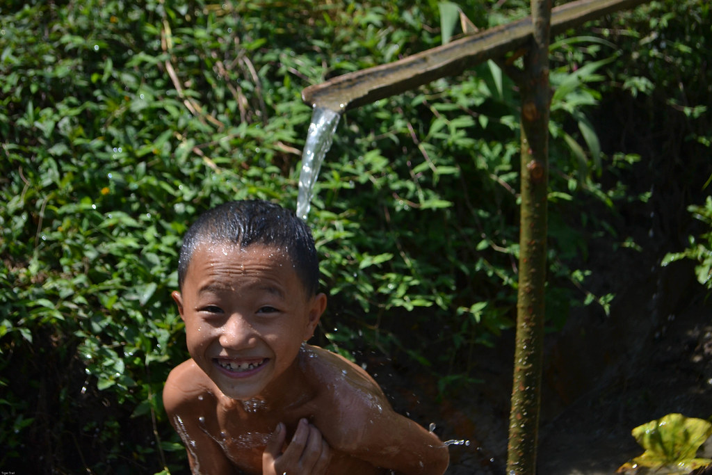 laospeoplekidsboytakingshowervillagelifetigertrai… Flickr