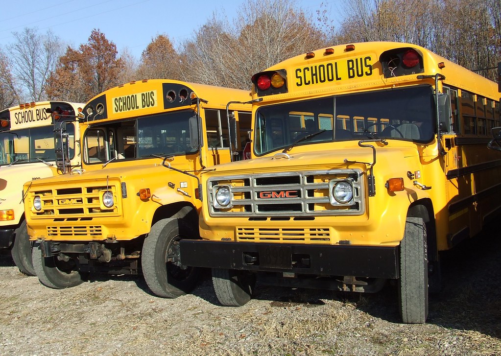DSCF4564 Field Local Schools buses 2 1985 Carpenter Chev… Flickr