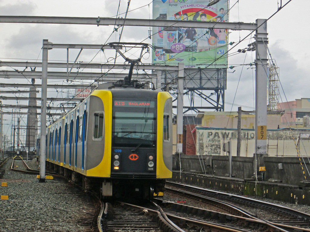 LRT 3G at Monumento Station a photo on Flickriver