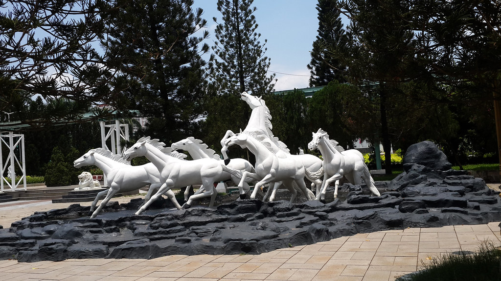 White horses Statue of white horses at Dam Sen fun park in… Flickr