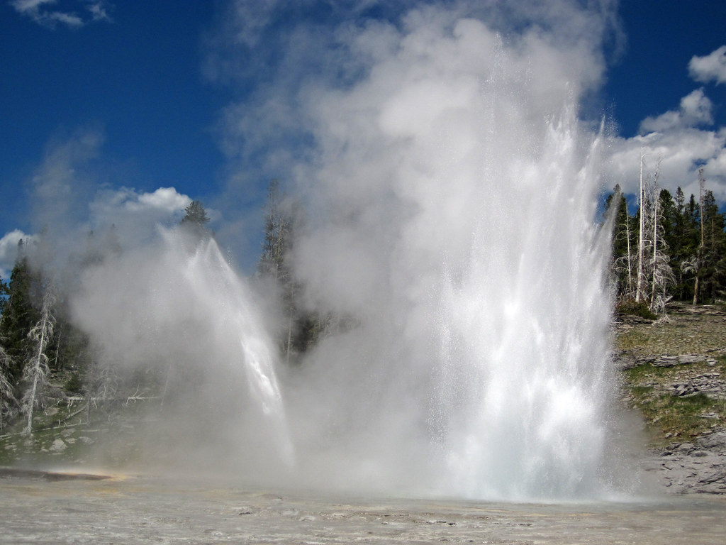 Grand Geyser eruption (209220 PM) & Vent Geyser eruptio… Flickr