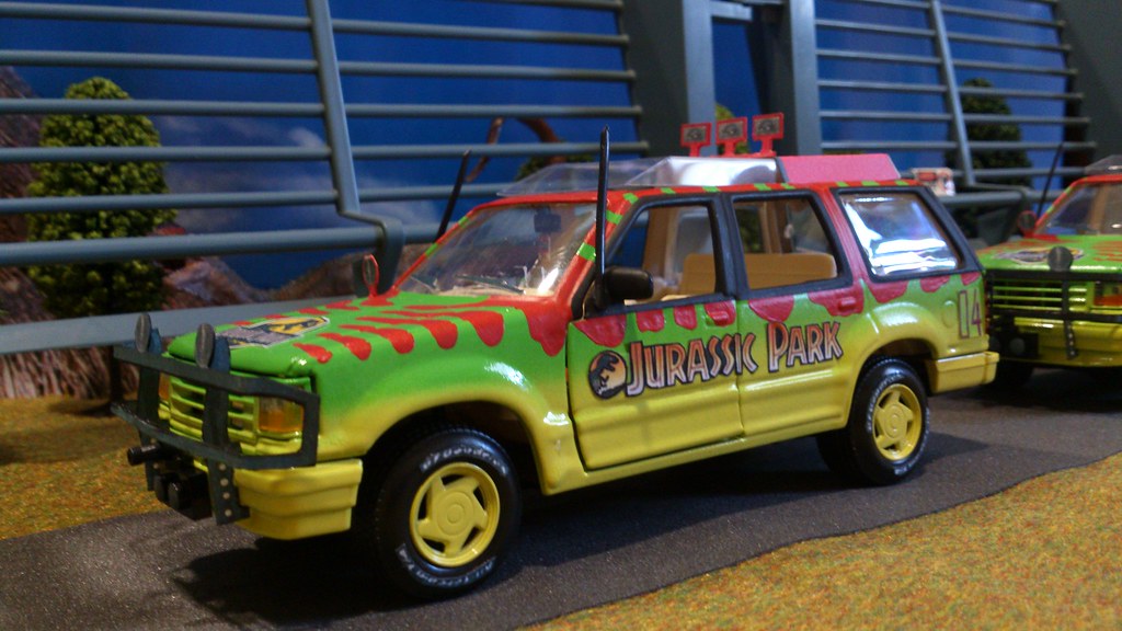 Ford Explorer Tour Car Maisto Jurassic Park 1/24 Toy Diecast Replica