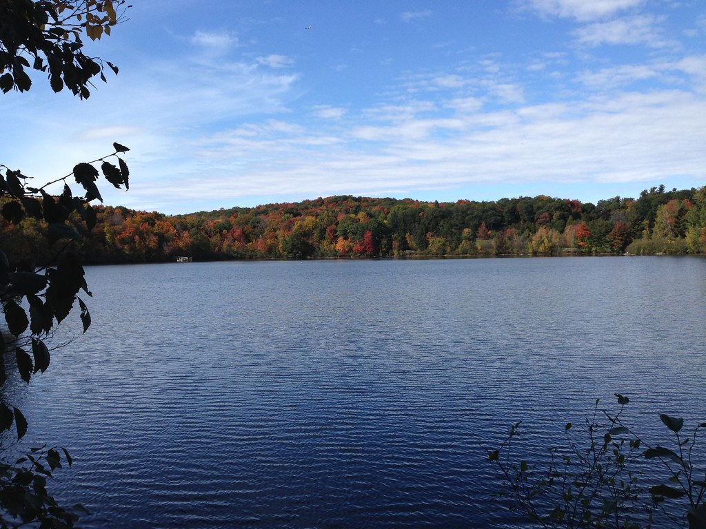 photo Lac Hertel, sur le Mont StHilaire. Par Guy Bolduc, … Flickr
