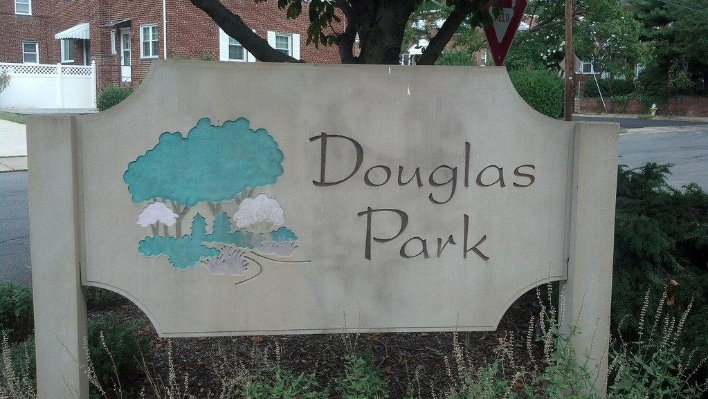 Douglas Park Douglas Park neighborhood sign on the traffic… Flickr