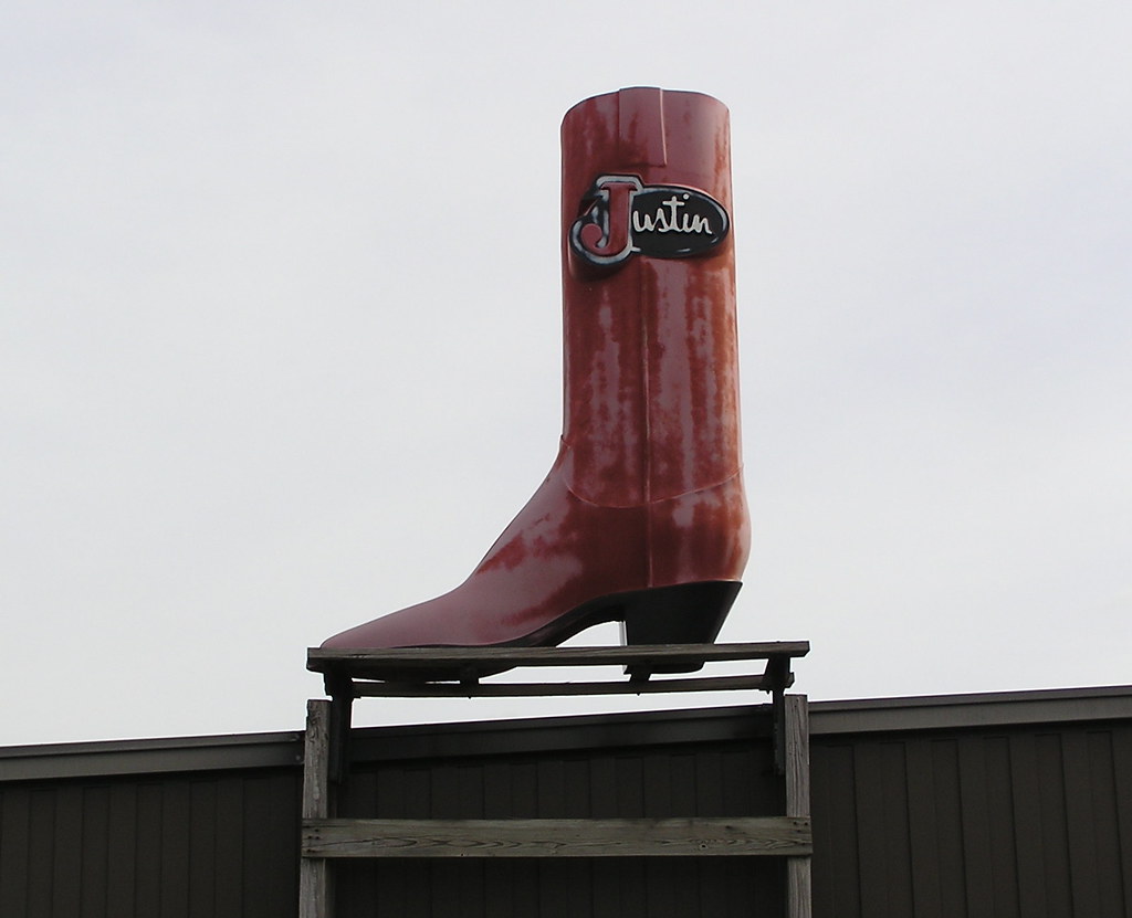 Giant Boot Picture taken at Justin Boots Factory Outlet in… Flickr