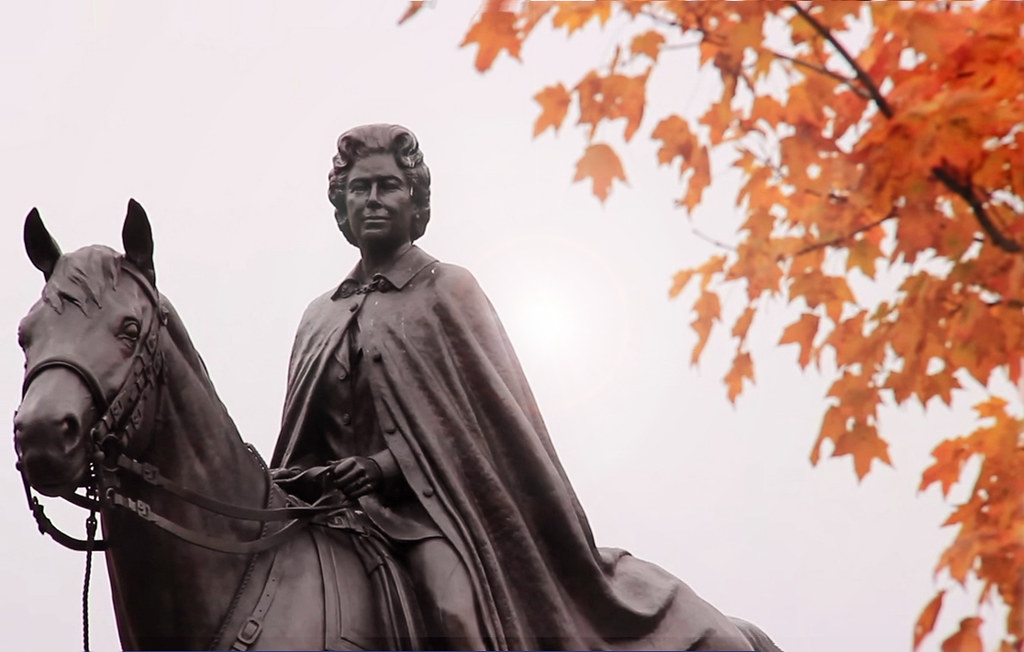 Canadian Queen Elizabeth II statue Autumn in Ottawa Cana… Flickr