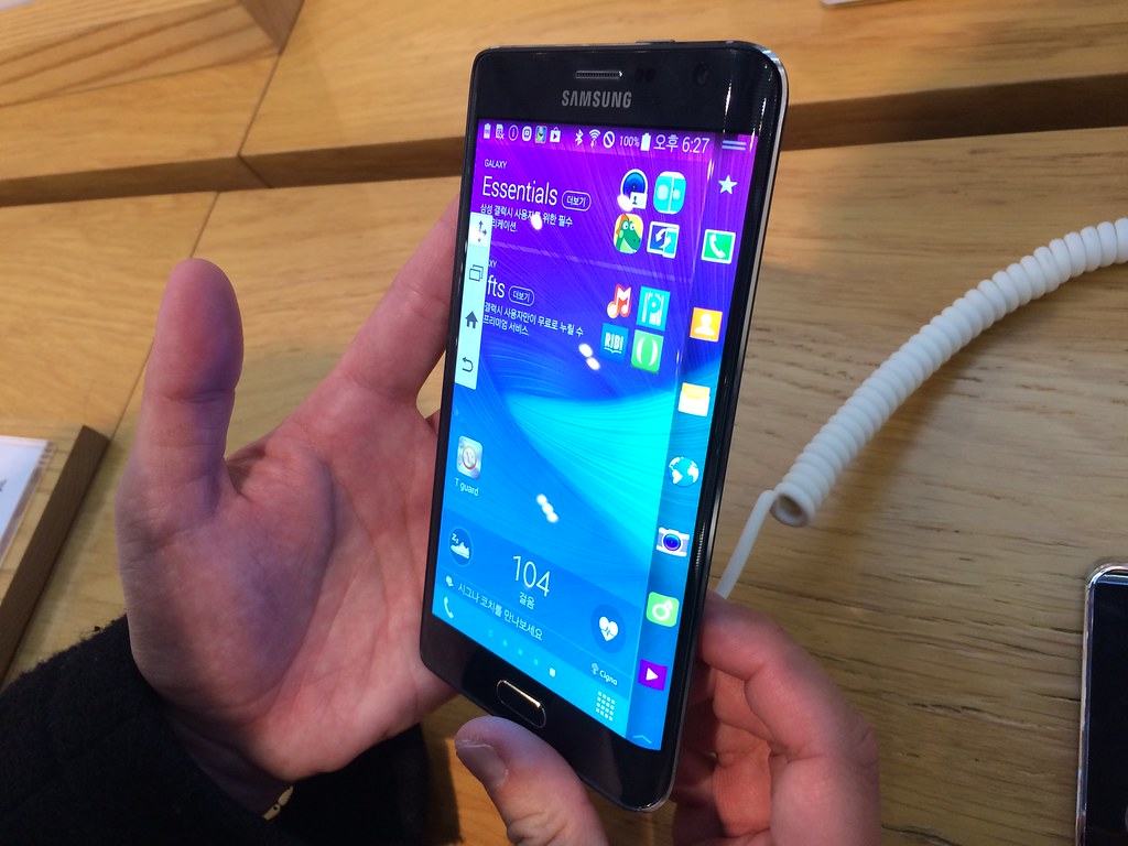 Samsung phone (Galaxy Note Edge) with wraparound screen, … Flickr