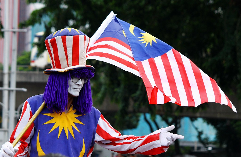 Kibarkanlah Mengibarkan Jalur Gemilang dengan penuh