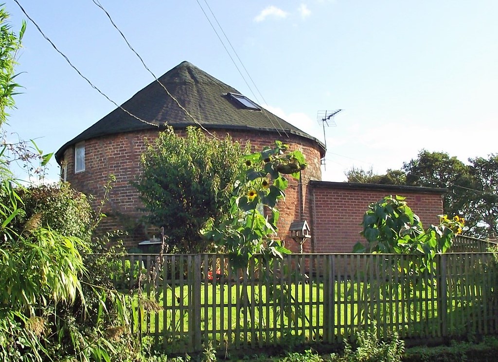 Thorpe Le Soken, Essex Converted roundhouse of former post… Flickr