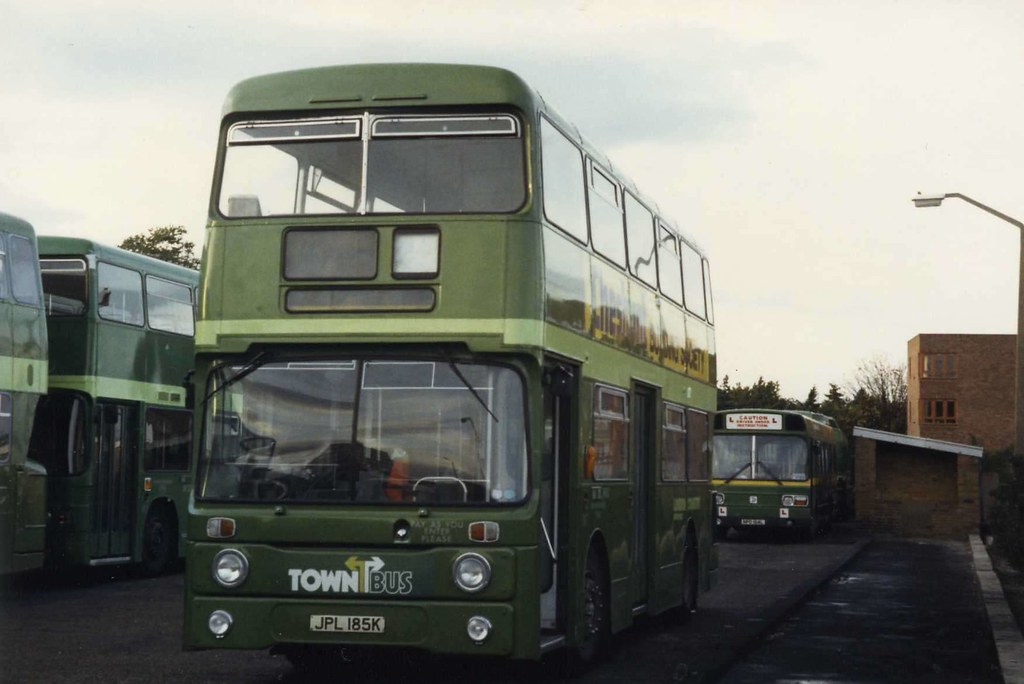 AN85 Harlow Garage, October 1986. Philip Hambling Flickr