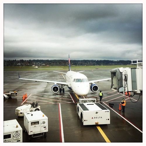 Delta at PDX Rainy day at PDX... Bryan Jones Flickr