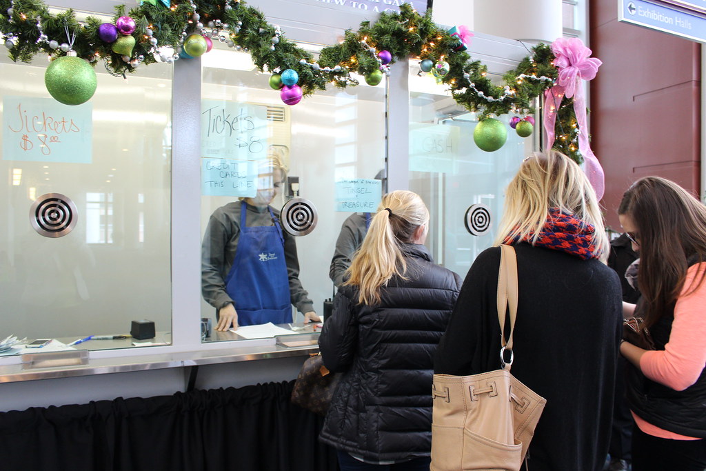 Tinsel and Treasure 2014 People shopping on Saturday of 20… Flickr