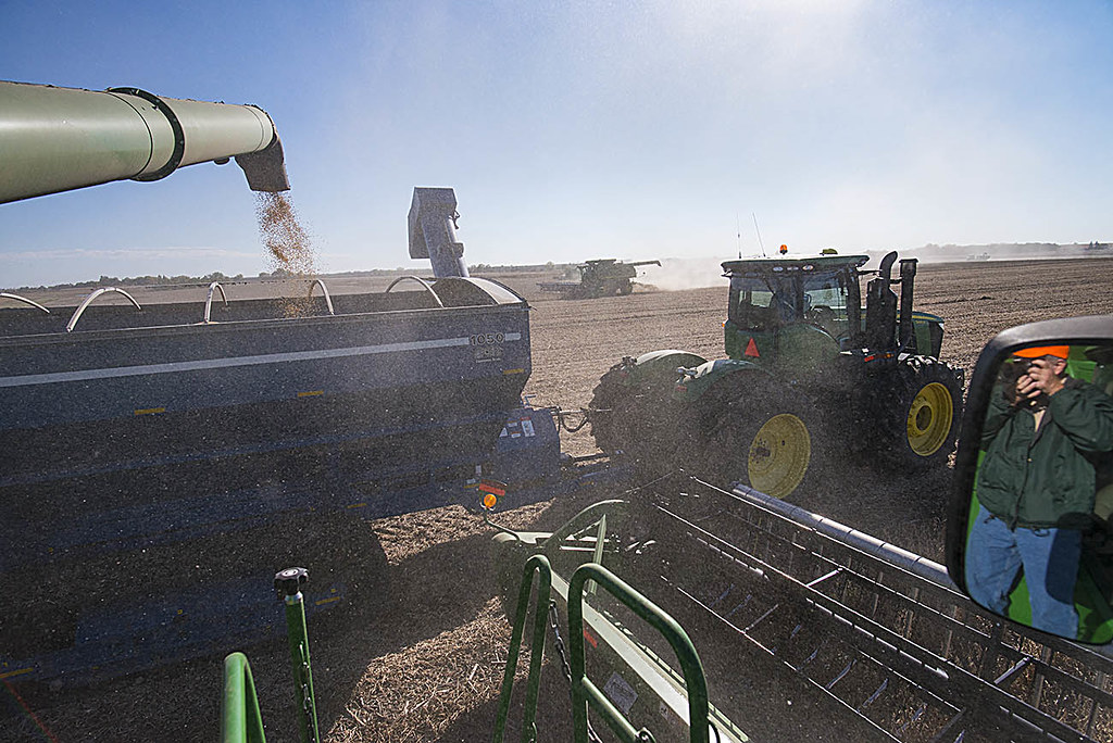 HUToffload2m Willow Lake, SD Offload is ending. Very dusty… Flickr