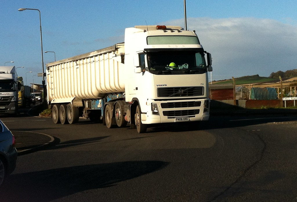 PN06 OXE Unmarked Volvo Fh Admiralty Road Rosyth Cammies Transport