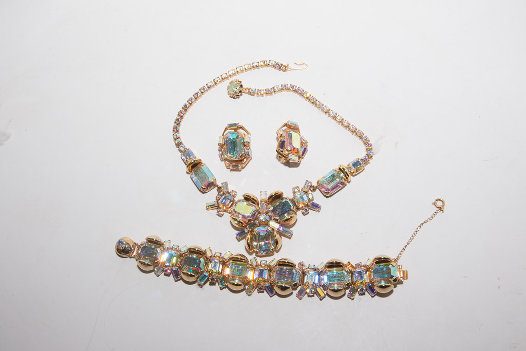 Vintage jewelry photos Pictures of vintage jewelry. vintag… Flickr