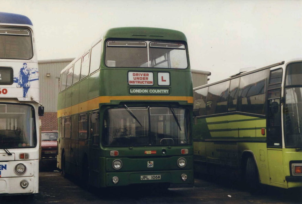 AN6 Crawley Garage, December 1987. Philip Hambling Flickr