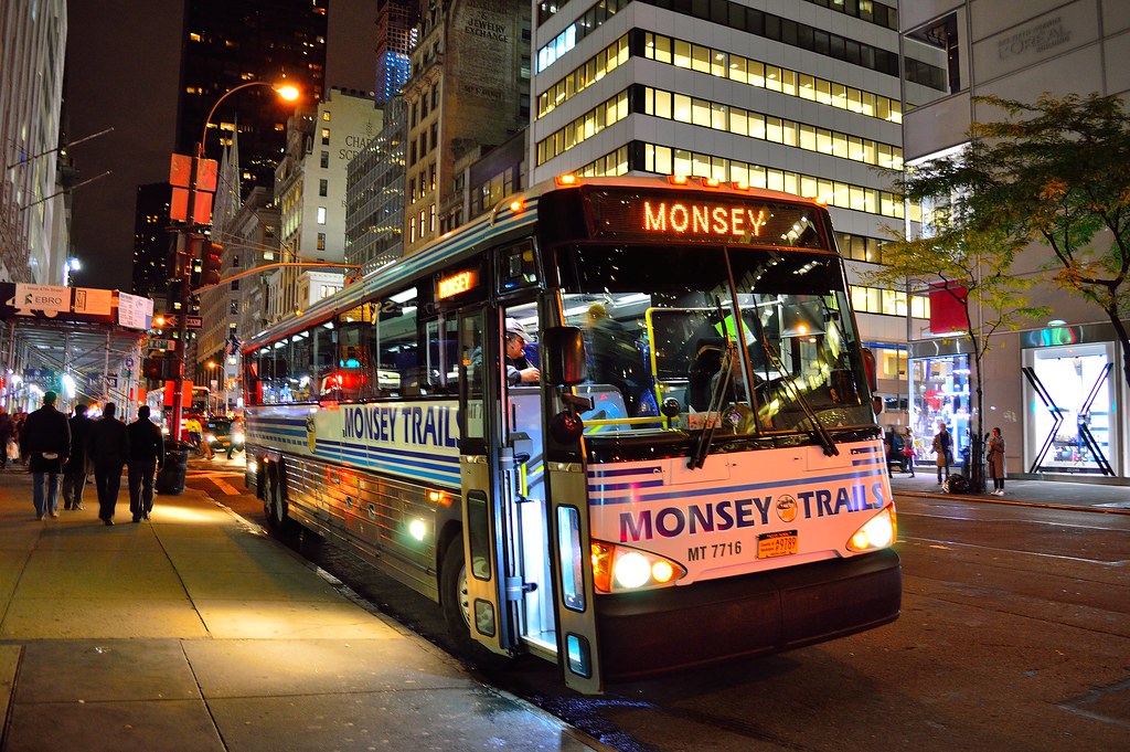 Monsey Trails 2010 MCI D4500CT Hybrid 7716 Picking up pass… Flickr