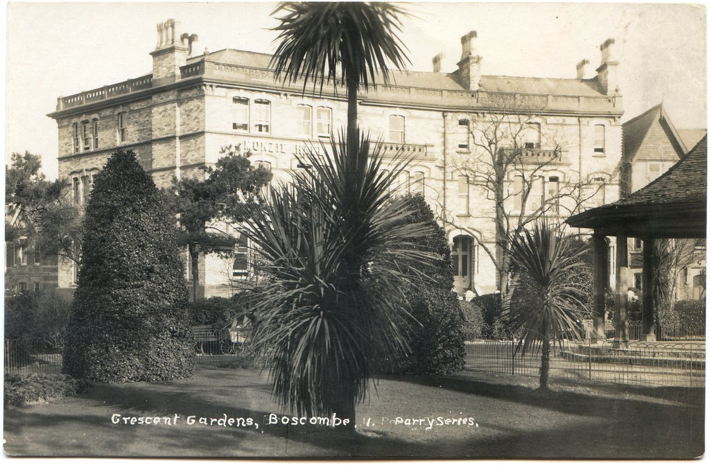 Crescent Gardens (Carnarvon Gardens), The Crescent (Carnarvon Crescent