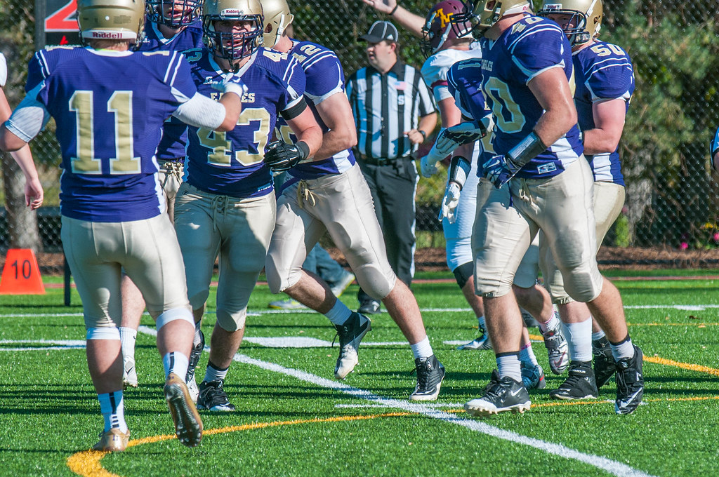 Football 2014 MN Morris UNW1061.jpg Channing Smith Flickr