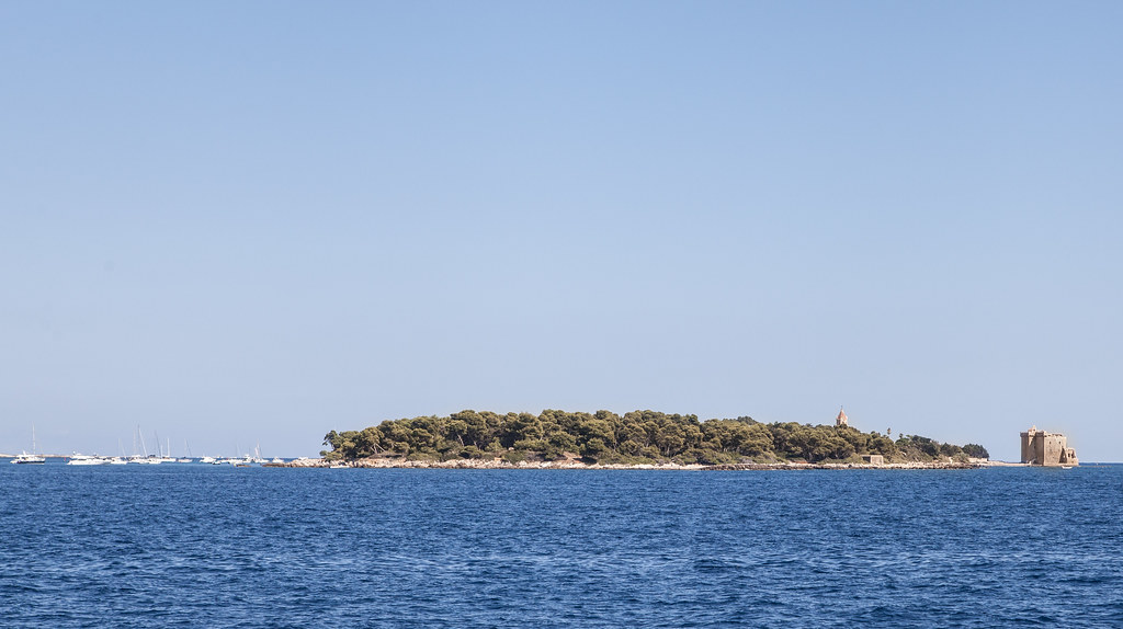 Cannes, l'île Saint Honorat au large de Cannes. Raymond DEJONG Flickr