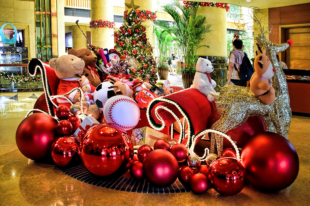 The Fullerton Hotel Decorations display at The Fullerton H… Flickr
