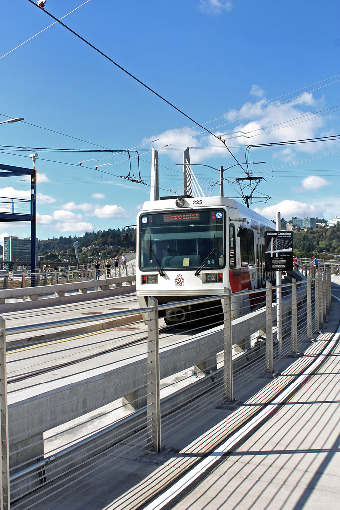 TriMet 225 trailing on an Orange Line train bound for Exp… Flickr