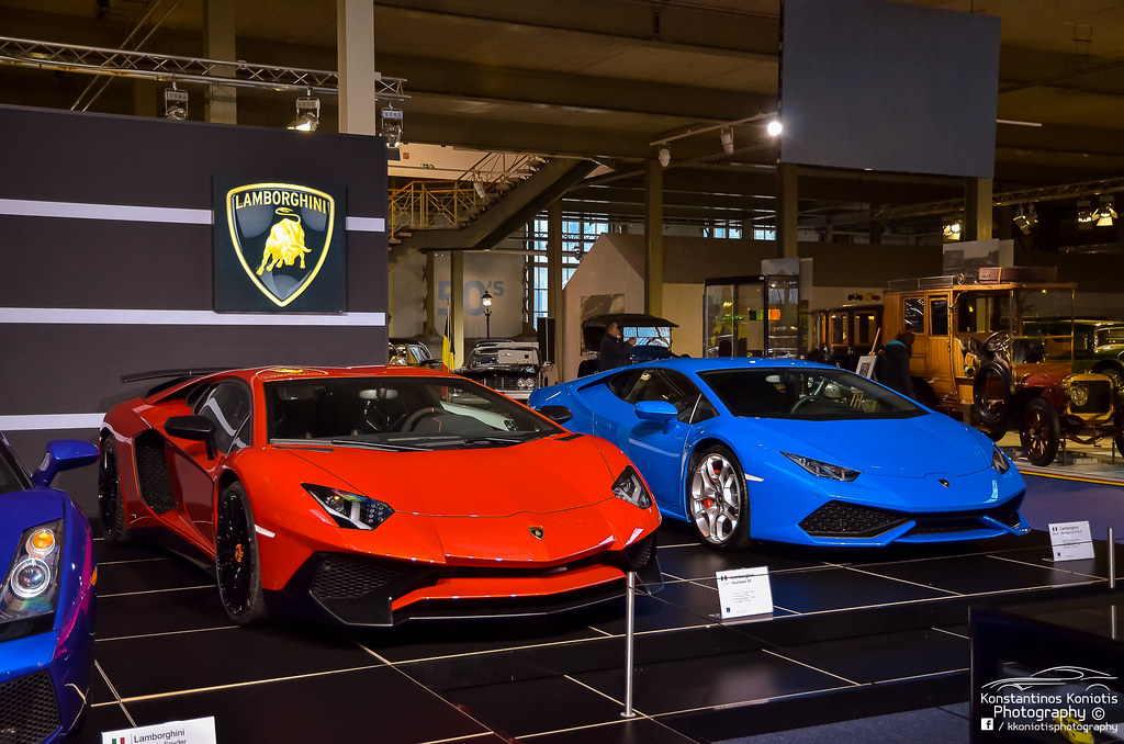 Red or Blue Aventador SV Vs Huracan