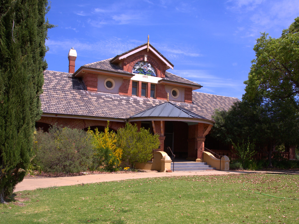 HAY COURTHOUSE The Hay courthouse looked very pristine on … Flickr