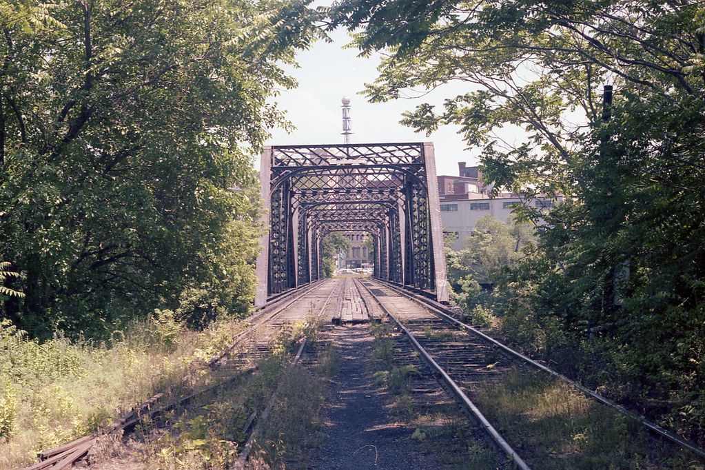 GR&I Bridge 1981, looking east. Conrail, Pennsylvania Rail… Flickr