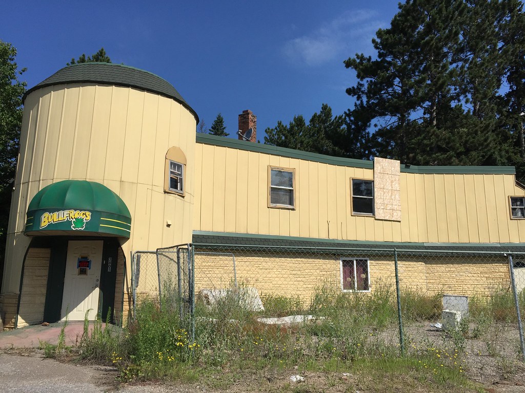 Bullfrogs Hibbing, MN A vacant tavern building near Hibbi… Flickr